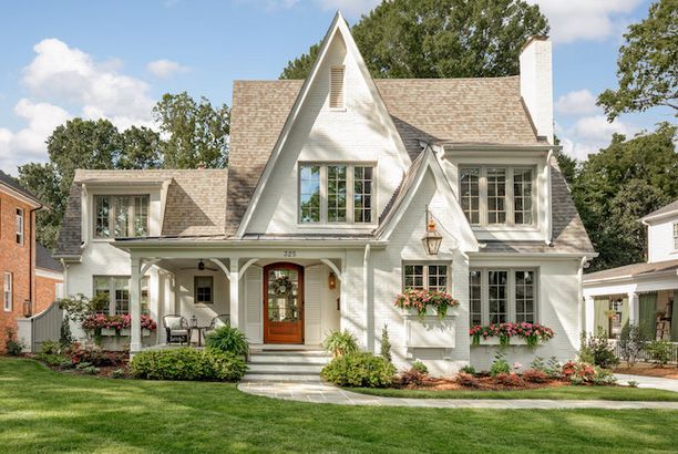 Проекты английских домов фото Dream Home: A Charming White Cottage in Charlotte (BECKI OWENS) House exterior, 