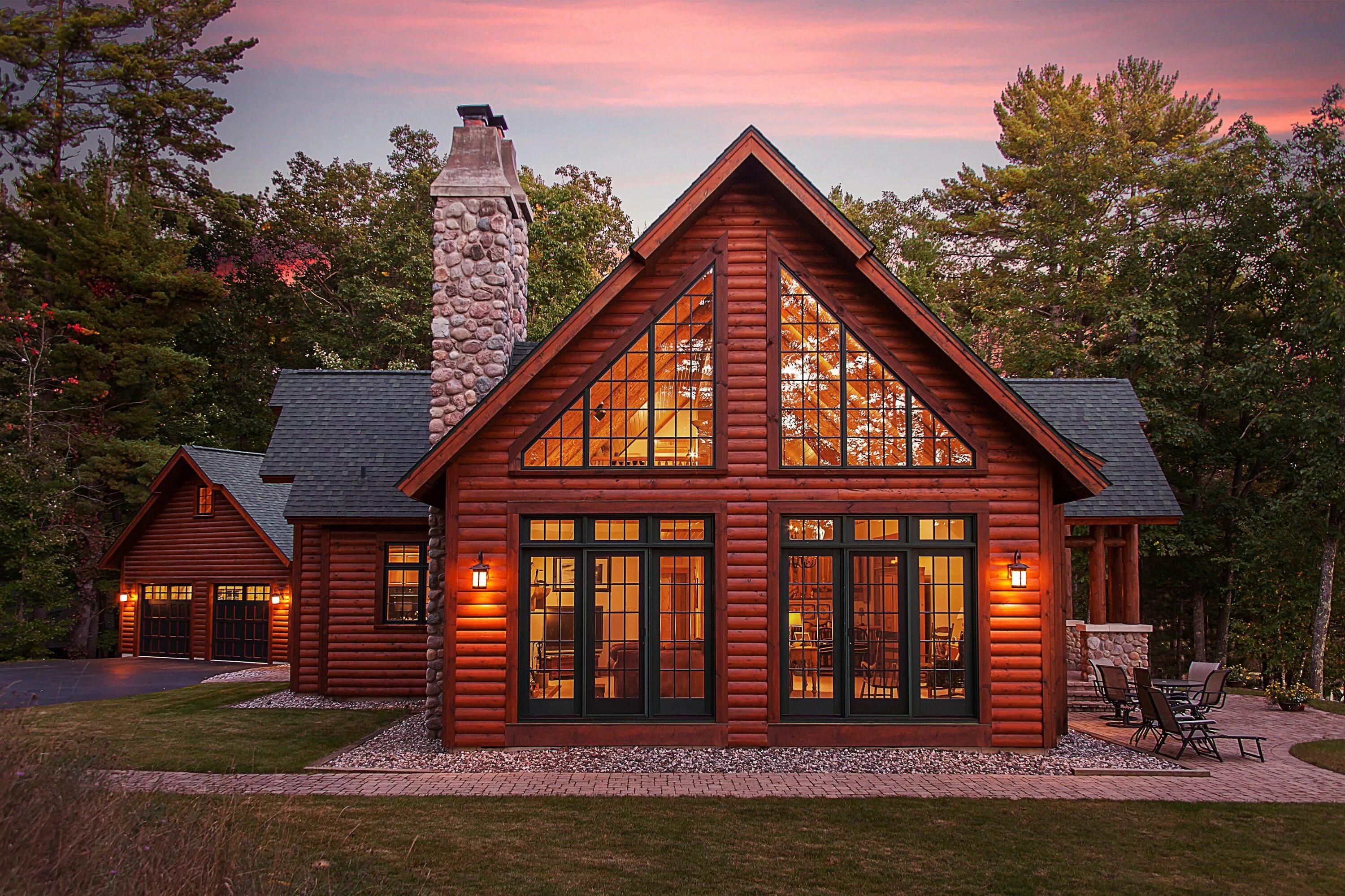 Проекты частных деревянных домов фото Side view of large patio doors and trapezoids windows. Log exterior and rustic d