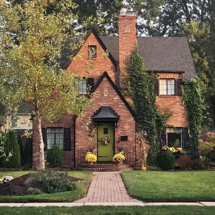 Проекты домов английского стиля фото Fall-dressed Brick Exterior House