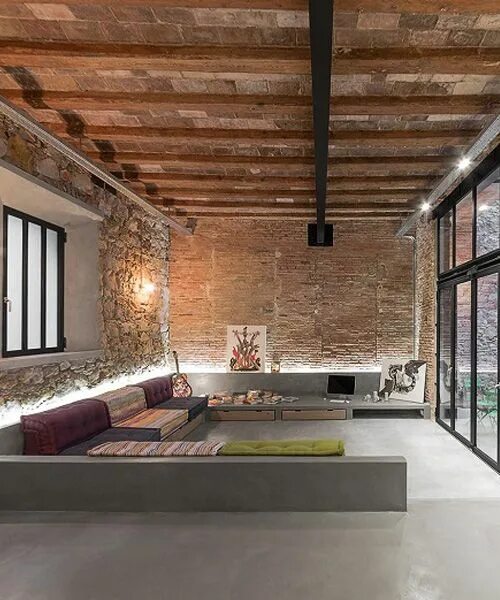 Проекты домов в стиле лофт FFWD refurbishes an old carpenter's workshop in barcelona Loft design, Industria