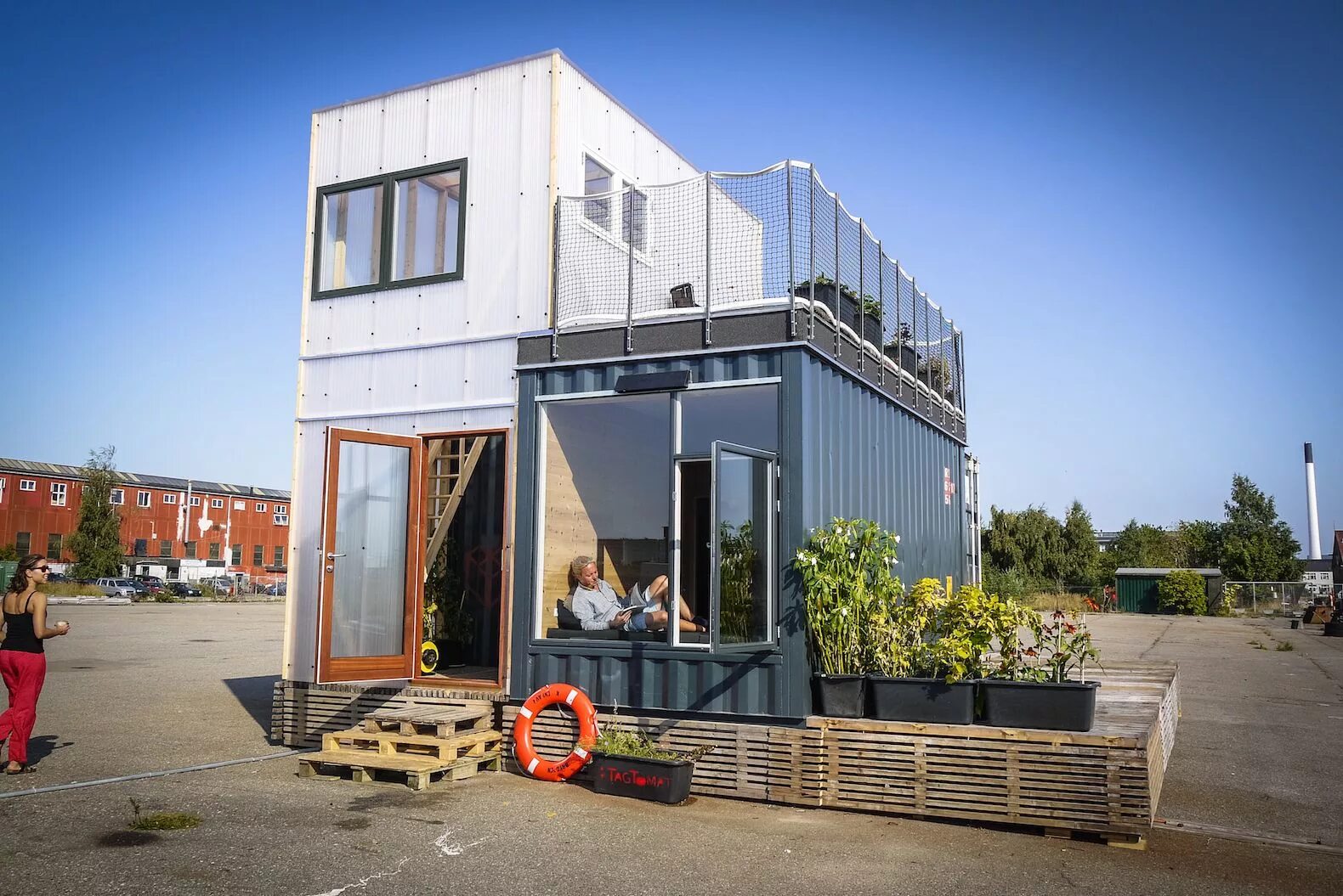 Проекты из морских контейнеров фото Affordable shipping container village can pop up almost anywhere in the world Co