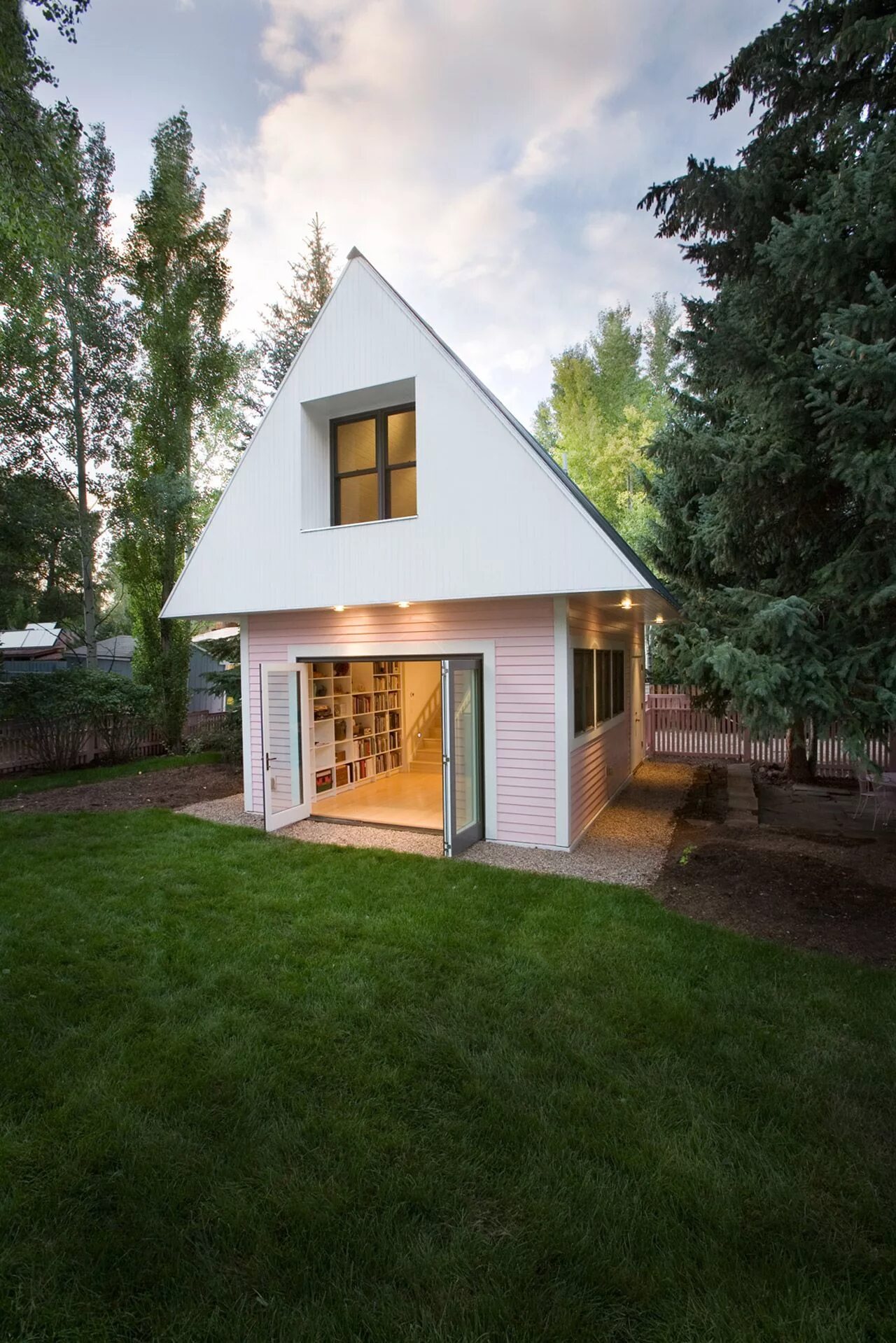 Проекты маленьких фото The Pink House - A Quaint Residence in Aspen