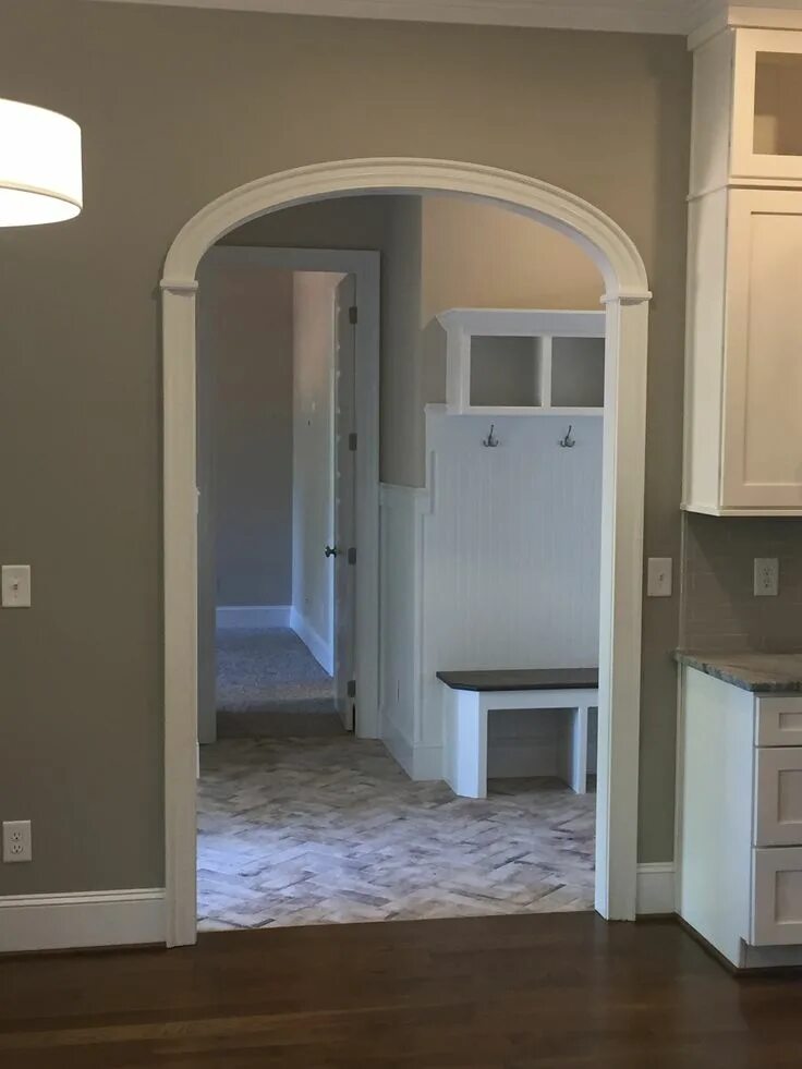 Проем кухни без двери фото Arch Doorway in mudroom. Great entry point to a large open kitchen area! Arch do