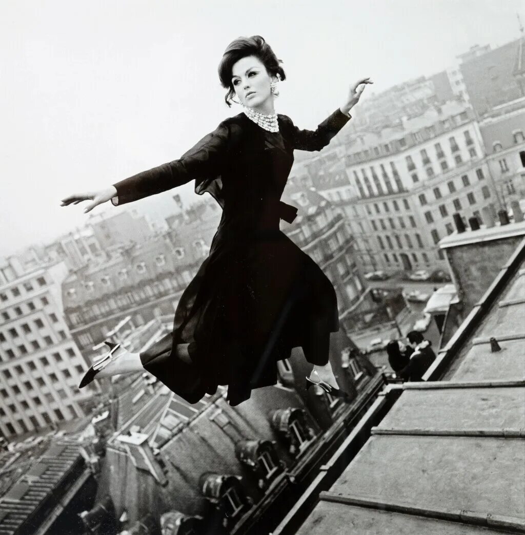 Профессионально черно белое фото MELVIN SOKOLSKY 'FLY DIOR', PARIS, 1965 Photographs 2020 Sotheby's