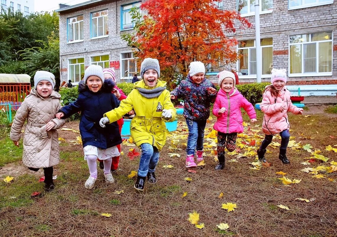 Прогулка детей в саду фото Дежурные группы в детсадах продолжат работать до 15 сентября - Новостной сайт го