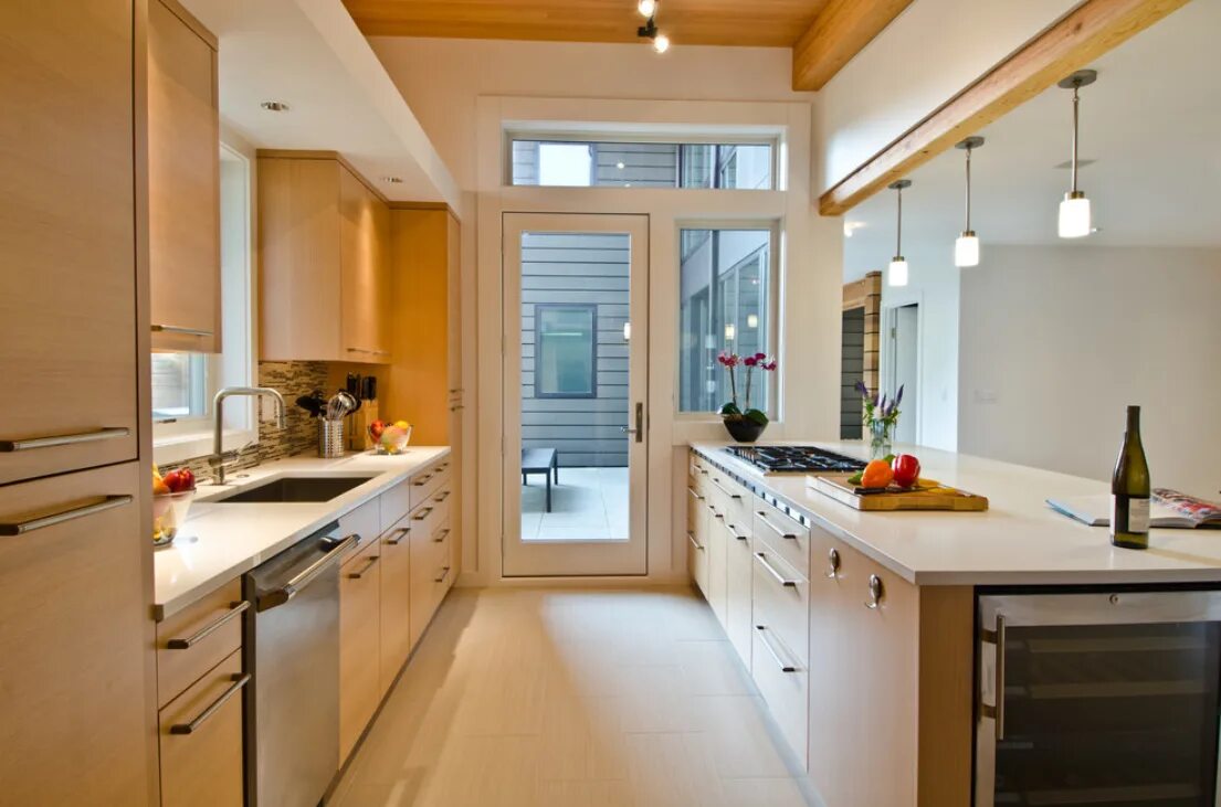 Проходная кухня в частном доме планировка Natural maple cabinets Galley kitchen design, Kitchen layout, Galley kitchen rem