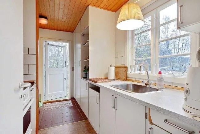 Проходная кухня в частном доме планировка 463sf Tiny House with All-White Interior for Sale in Denmark Tiny house kitchen,