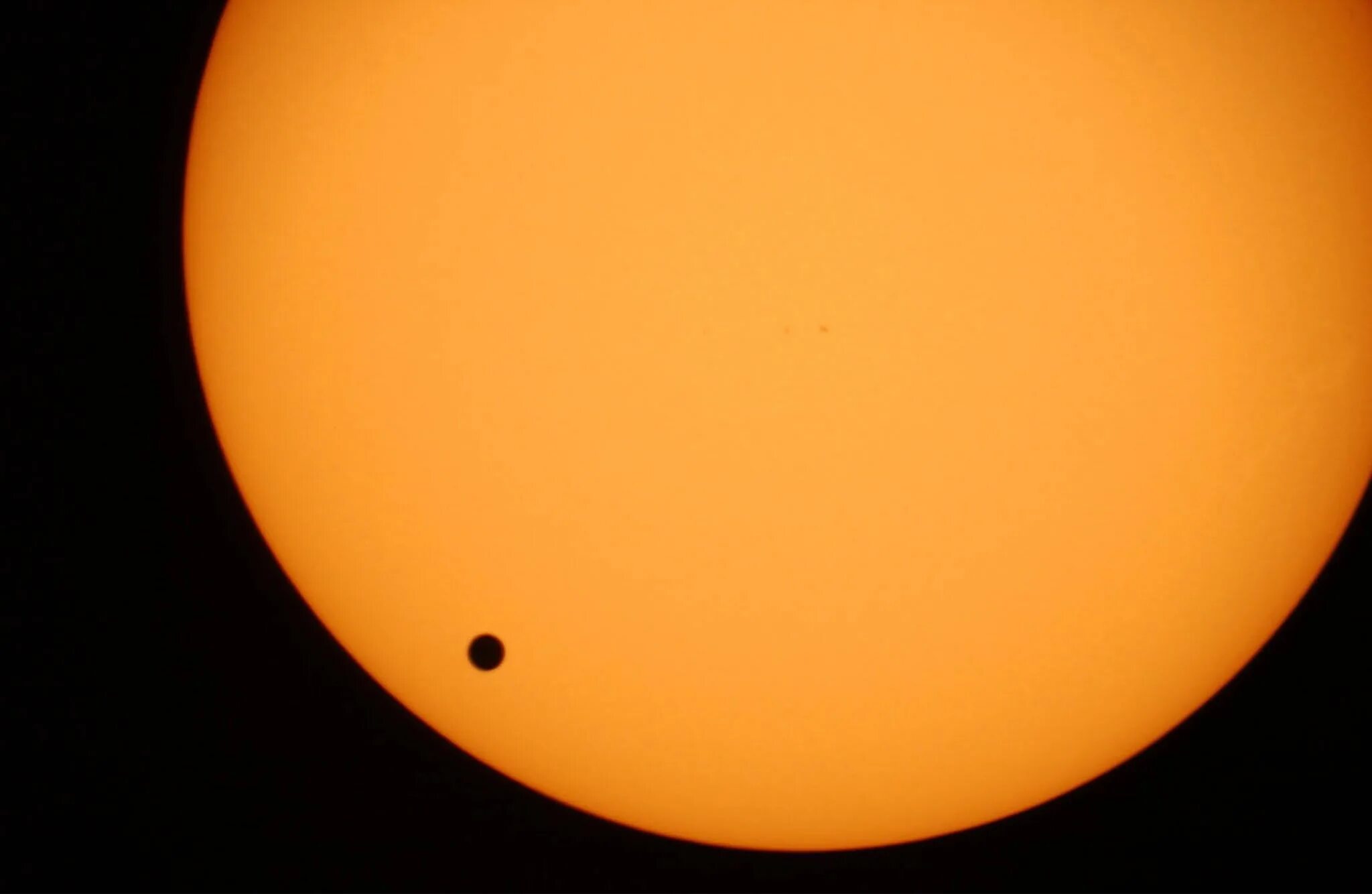 Прохождение венеры по диску солнца фото Public Invited to View Transit of Venus at Kennon Observatory - Ole Miss News