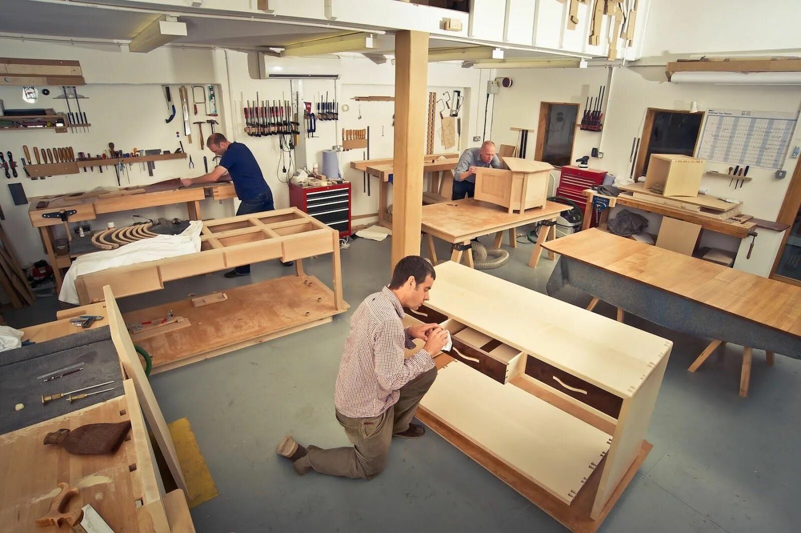 Производства мебели и предметов интерьера Furniture Design Workshop Furniture design, Shop interior design, Wood company