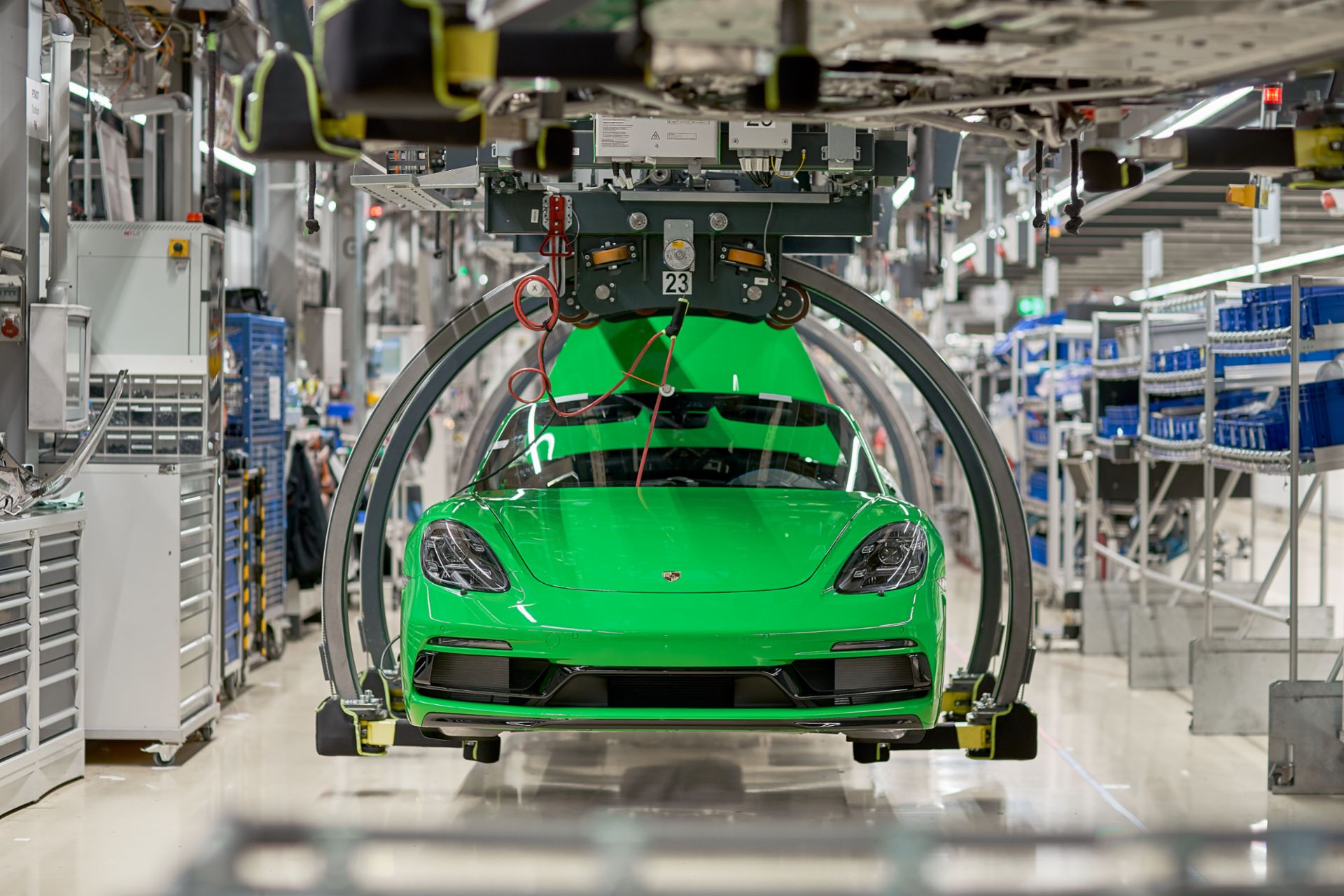 Производство автомобилей фото Porsche adds second 718 production line