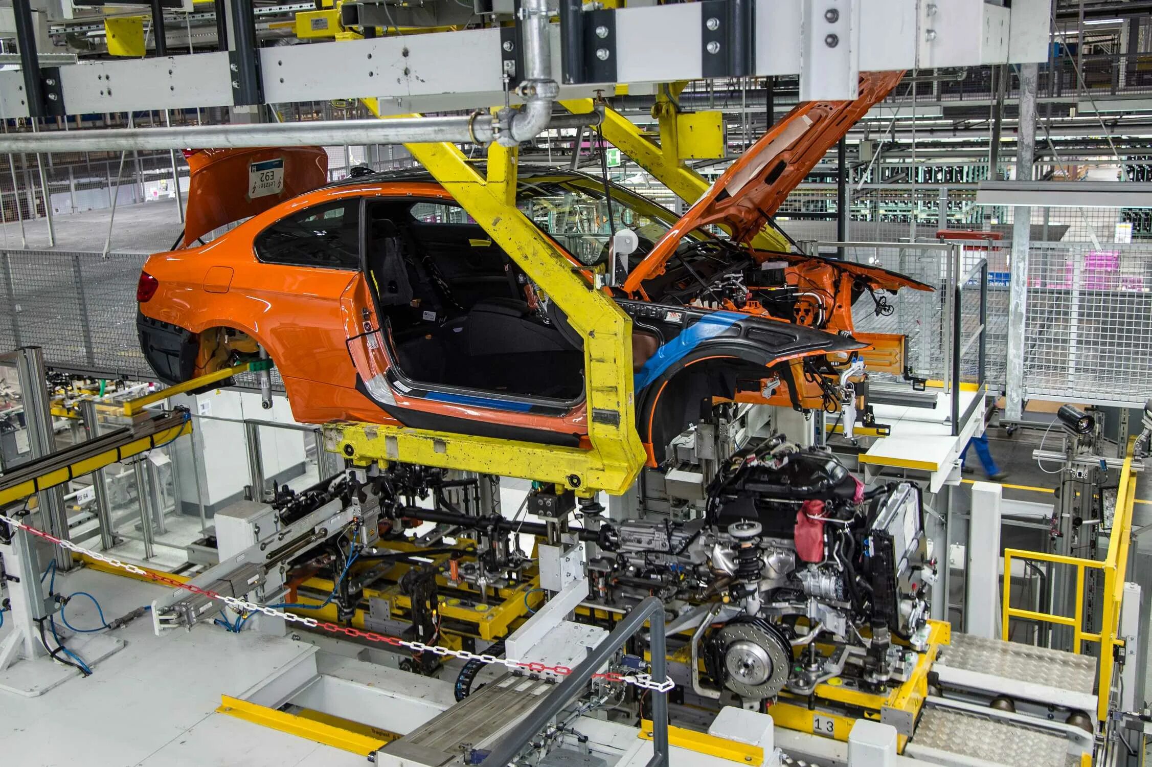 Производство автомобилей фото Approaching the Checkered Flag: The 4th Generation BMW M3 Ends Its Production Ru