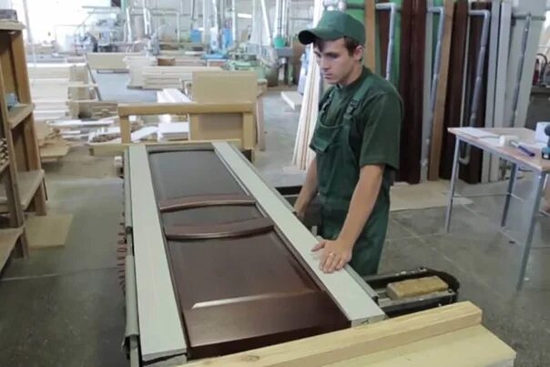 Производство дверей фото Worker for the production of interior doors from MDF Frontline Brigades 18b from