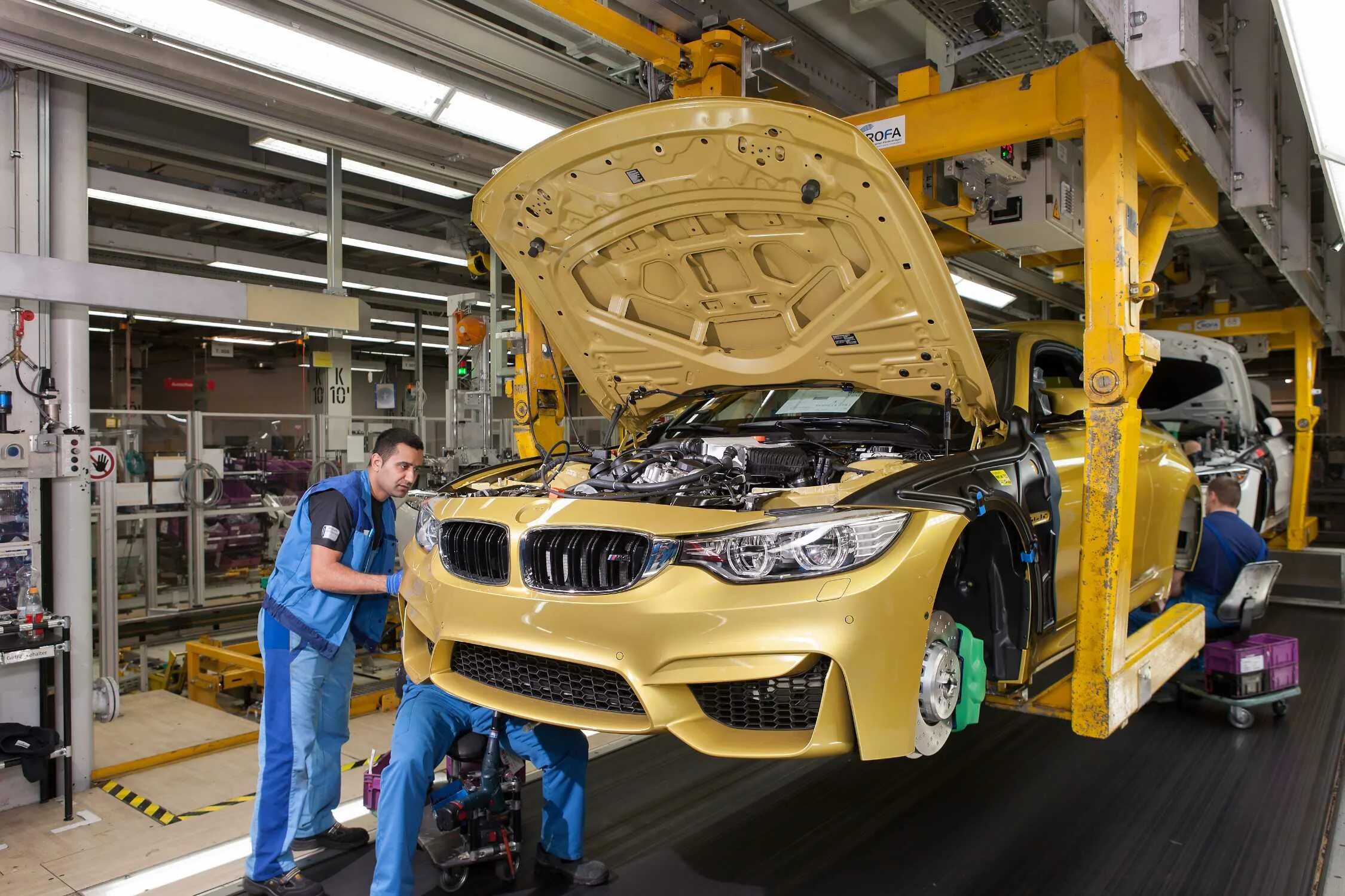 Производство машин фото BMW plant Munich production, assembly: assembly of frontend BMW M4 Coupé (02/201