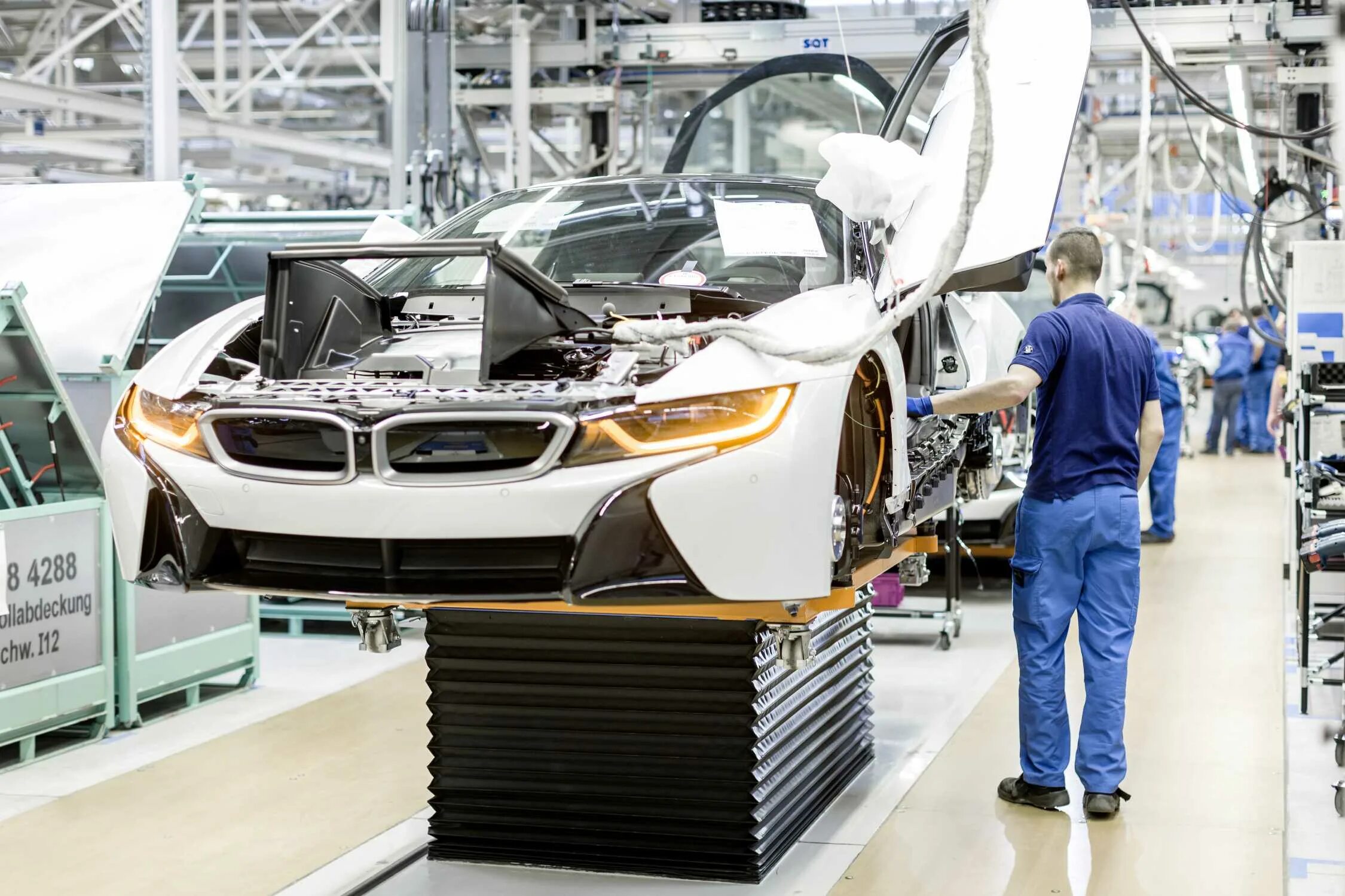 Производство машин фото BMW plant Leipzig - assembly of the BMW i (04/2014)