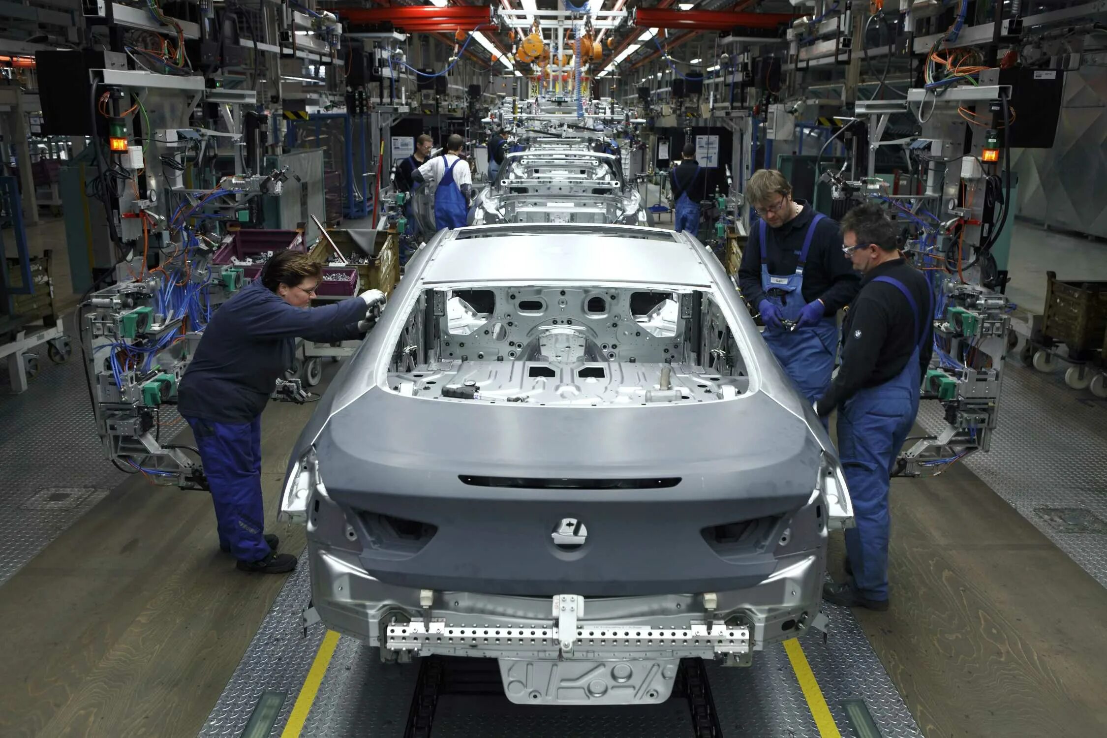 Производство машин фото Production BMW 6 Series Coupe, BMW Plant Dingolfing (03/20011).