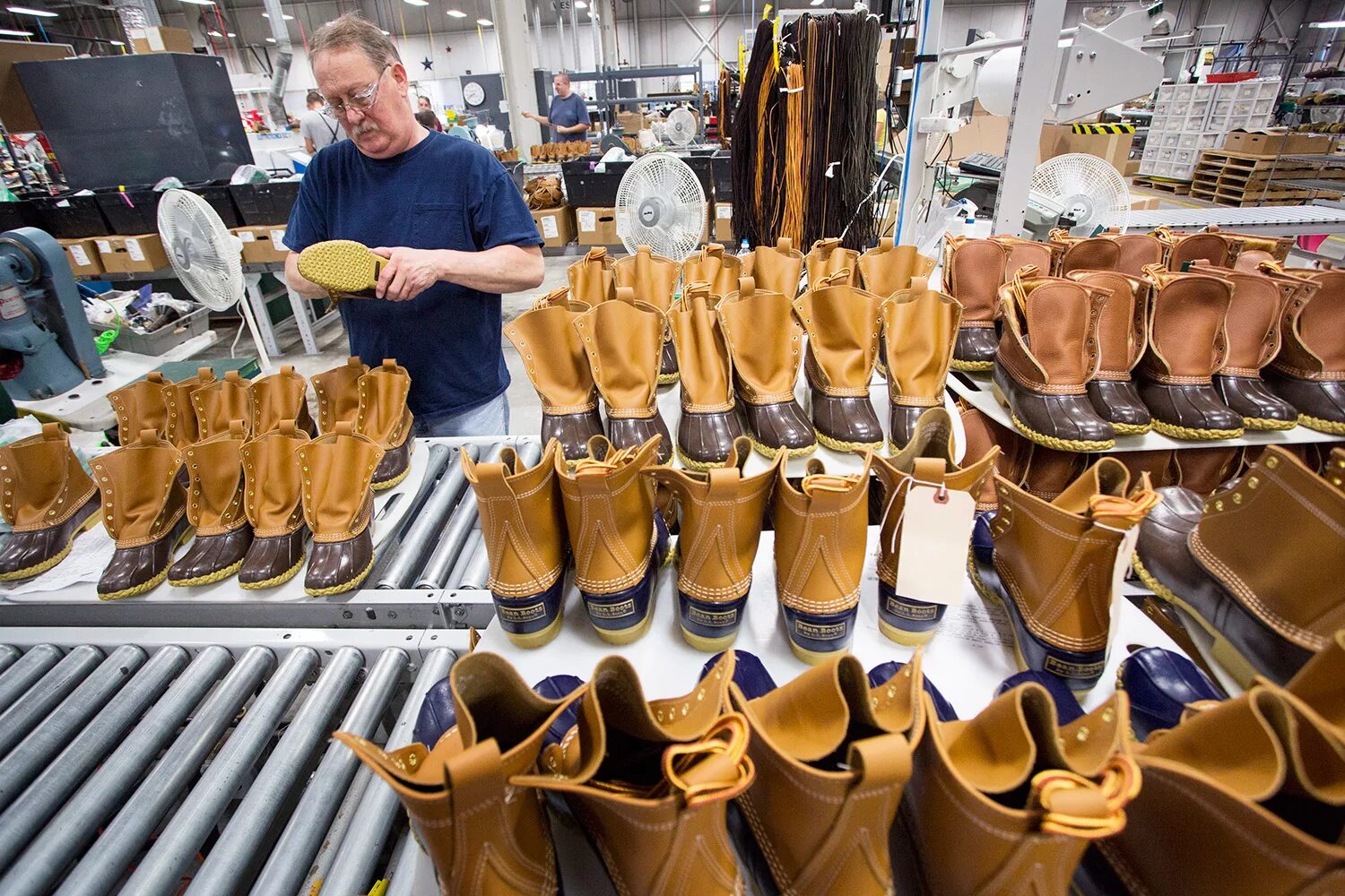 Производство обуви фото L.L. Bean is ramping up boot production as demand surges