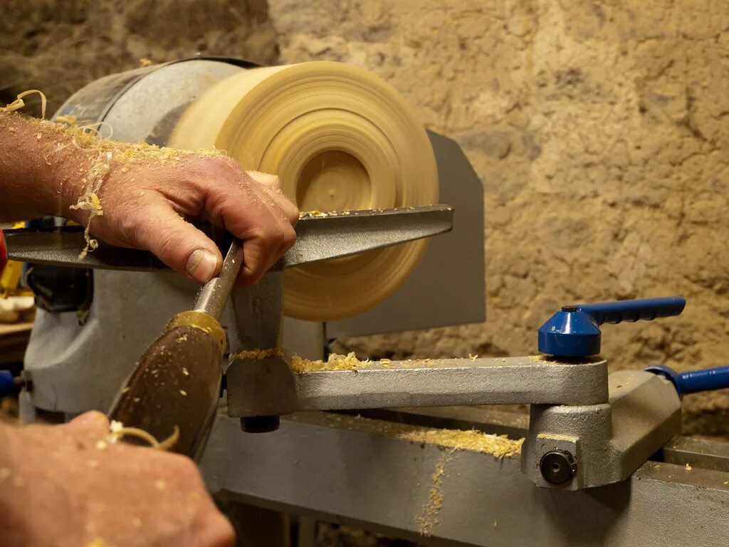 Производство своими руками в домашних условиях Jim's Wood Turning Jim turning a wooden bowl at La Quineti. Flickr