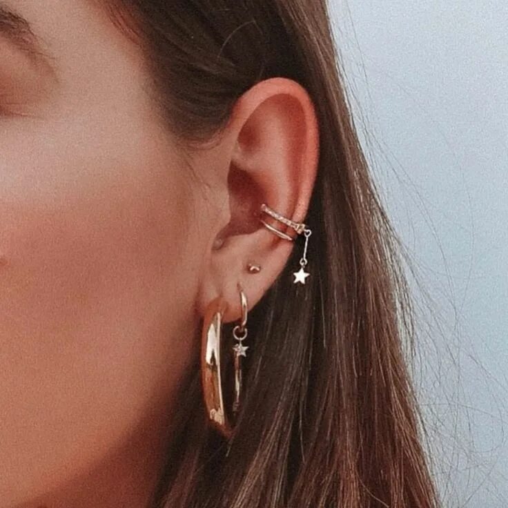 Прокол двух ушей фото The Coolest Piercing Trends to Try This Year Types of ear piercings, Ear cuff pi