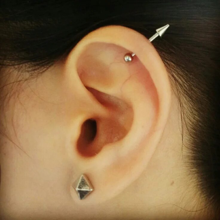 Прокол хеликс фото с серьгой в ухе i wanna do this but with like five Ear jewelry, Helix earrings, Piercing jewelry