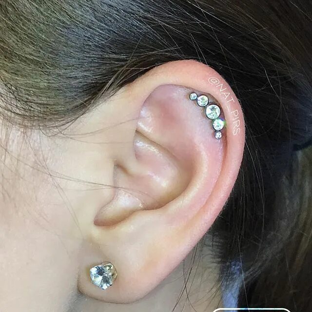 Прокол хряща уха фото Прокол хряща уха с кластером из титана Ear piercing with titanium cluster Pierci