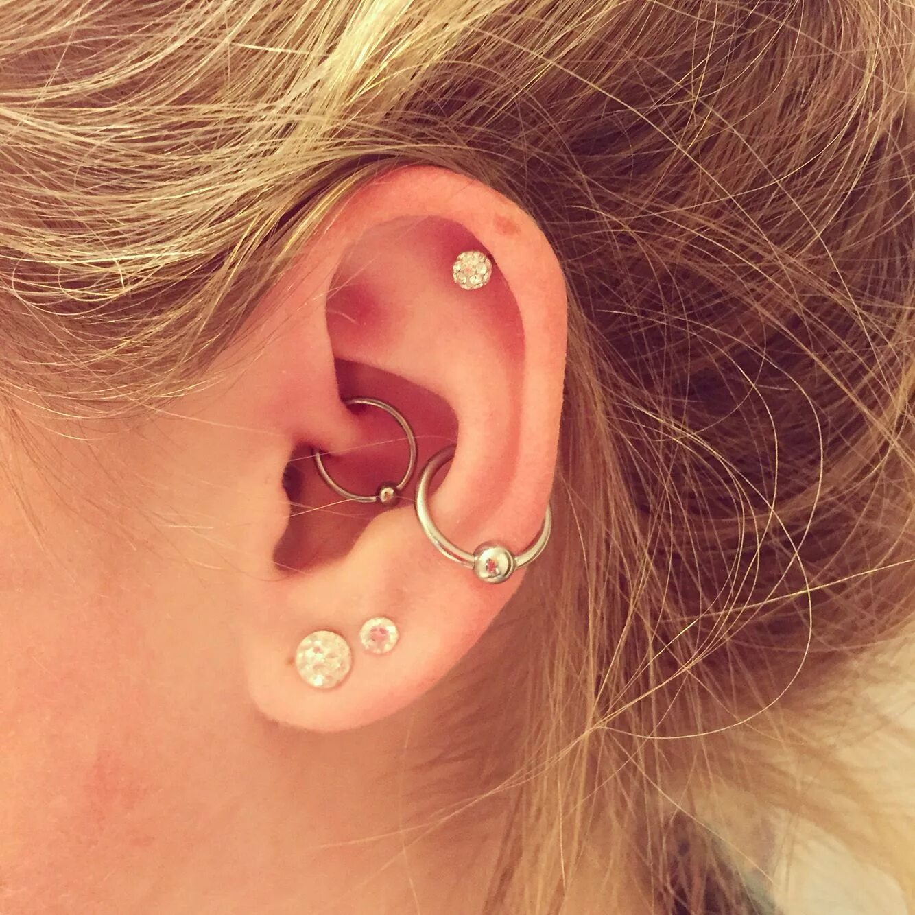 Прокол хряща уха красивые фото Helix, daith, conch, and lobe piercings. ☺ Different ear piercings, Ear piercing