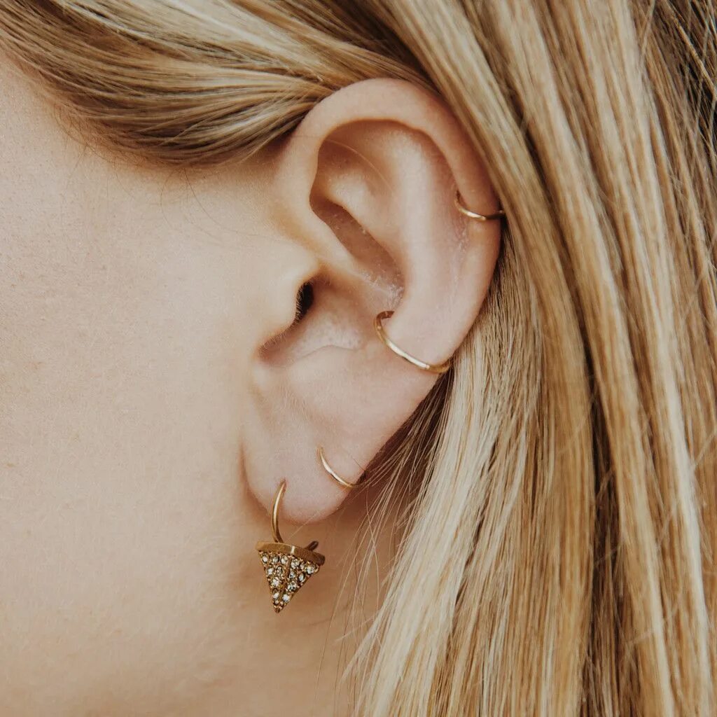 Прокол уха фото серьги The 10 most unique multiple ear piercing ideas Pretty ear piercings, Ear piercin