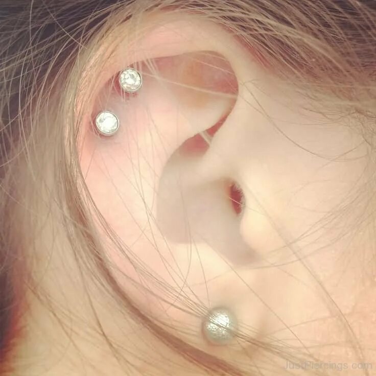 Прокол уха сверху фото Dual Cartilage And Ear Piercing