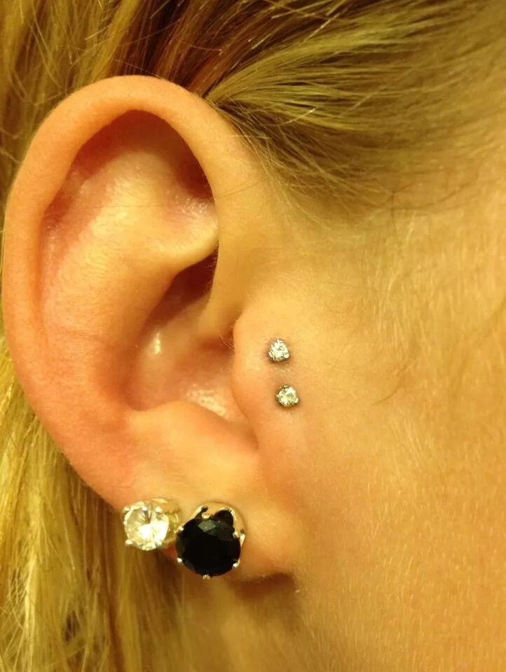 Прокол уха трагус фото Double tragus, to replace my missing surface piercing :( Emerald earrings studs,