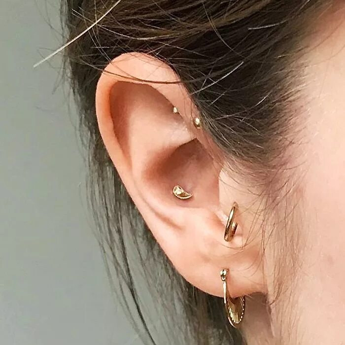 Прокол уха трагус фото Piercing 101: Everything You Need to Know About Tragus Piercings Earings piercin