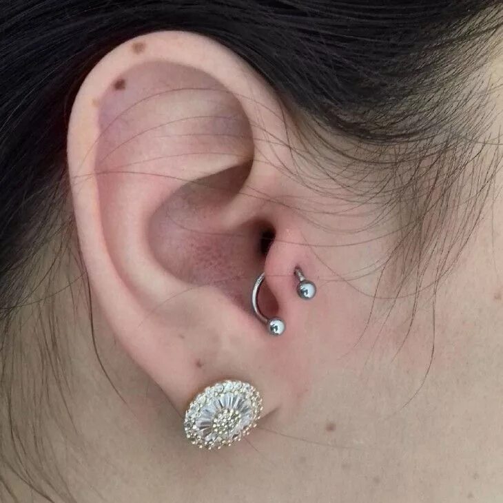 Прокол уха трагус фото Piercing no tragus: o charme de uma joia versátil e acessível Piercing no tragus