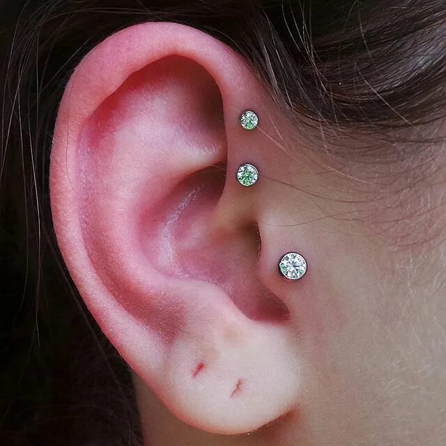 Прокол уха трагус фото Steve Olin www.Pincushns.com on Instagram: "Double forward helix and tragus pier