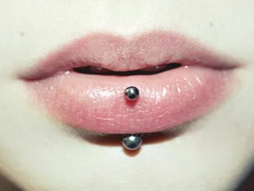 Прокол укус змеи фото vertical labret. supa cute. vertical labret is the new tongue ring Piercings, Li