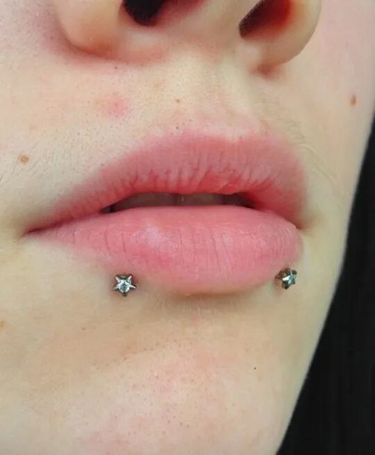 Прокол укус змеи фото Everything One Need To Know About Dolphin Bite Lip Piercing - A Best Fashion