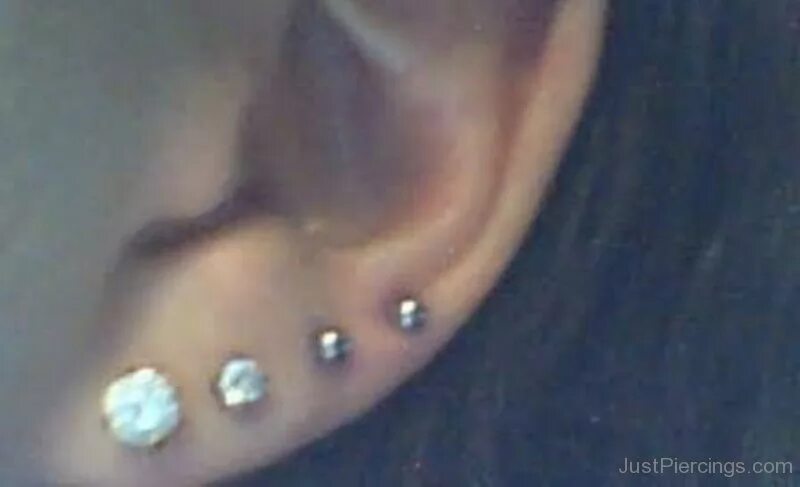 Прокол ушей 4 дырки фото Diamond Studs Ear Piercing