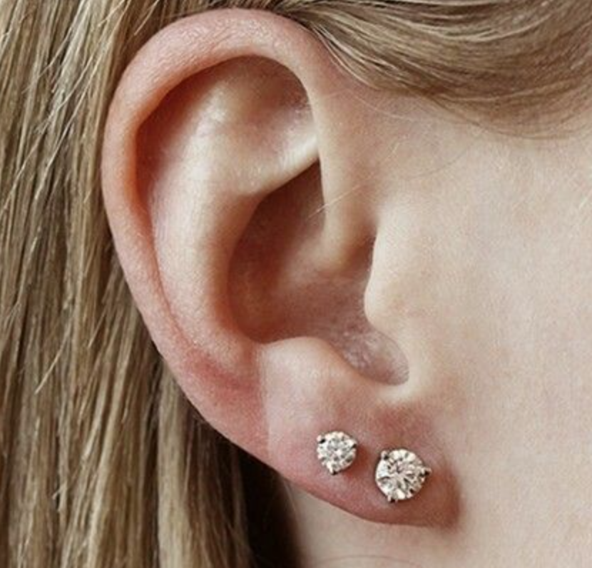 Прокол ушей фото с тремя сережками Piercings Double ear piercings, Earings piercings, Second ear piercing