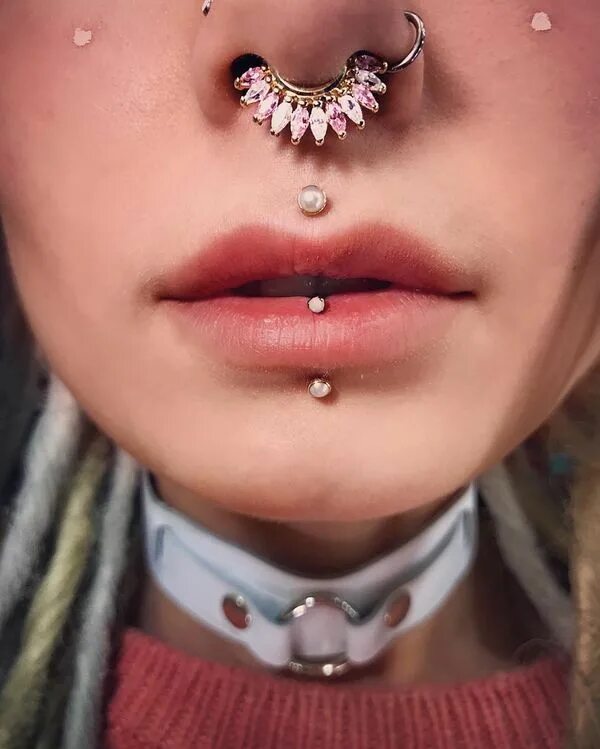 Проколола фото шпилькой песня Refined Center Lip Piercing