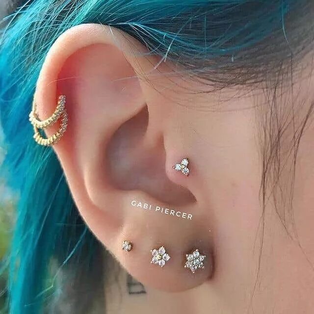 Проколы уха названия с фото A imagem pode conter: uma ou mais pessoas e close-up Piercing oreja aro, Arete e