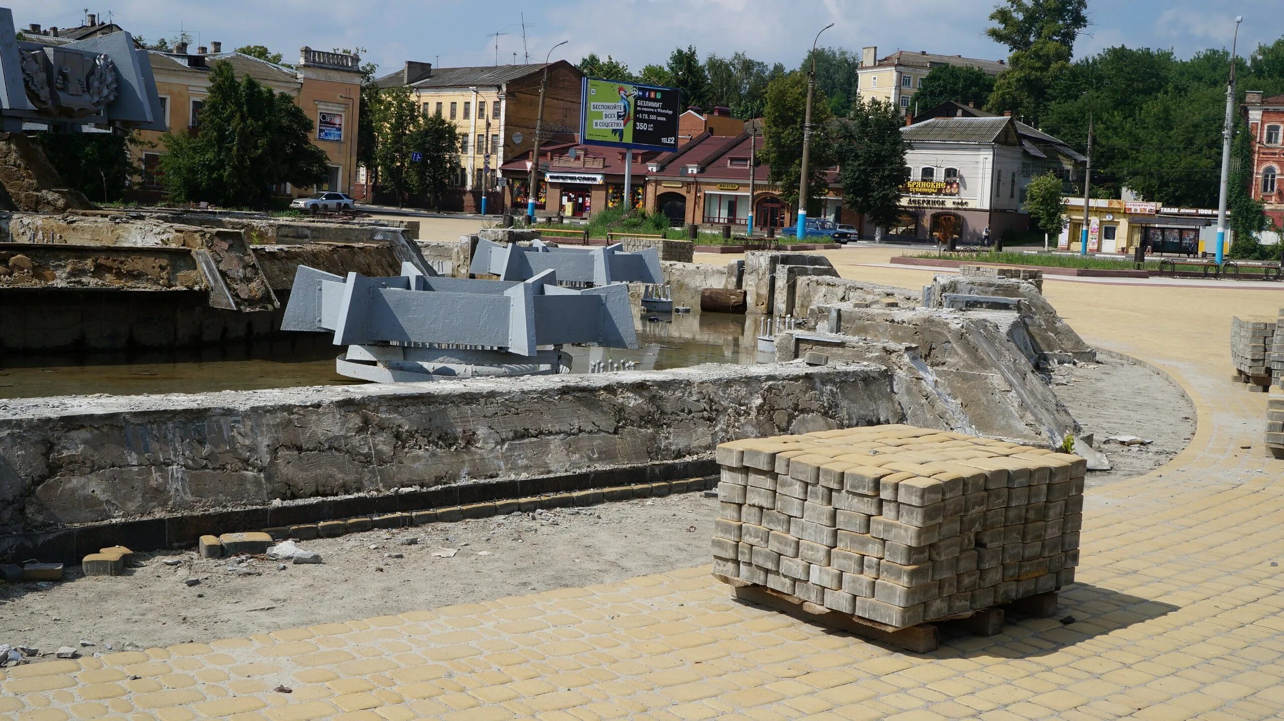 Промка на набережной в брянске фото В Брянске на Набережной фонтан спрятали за забором