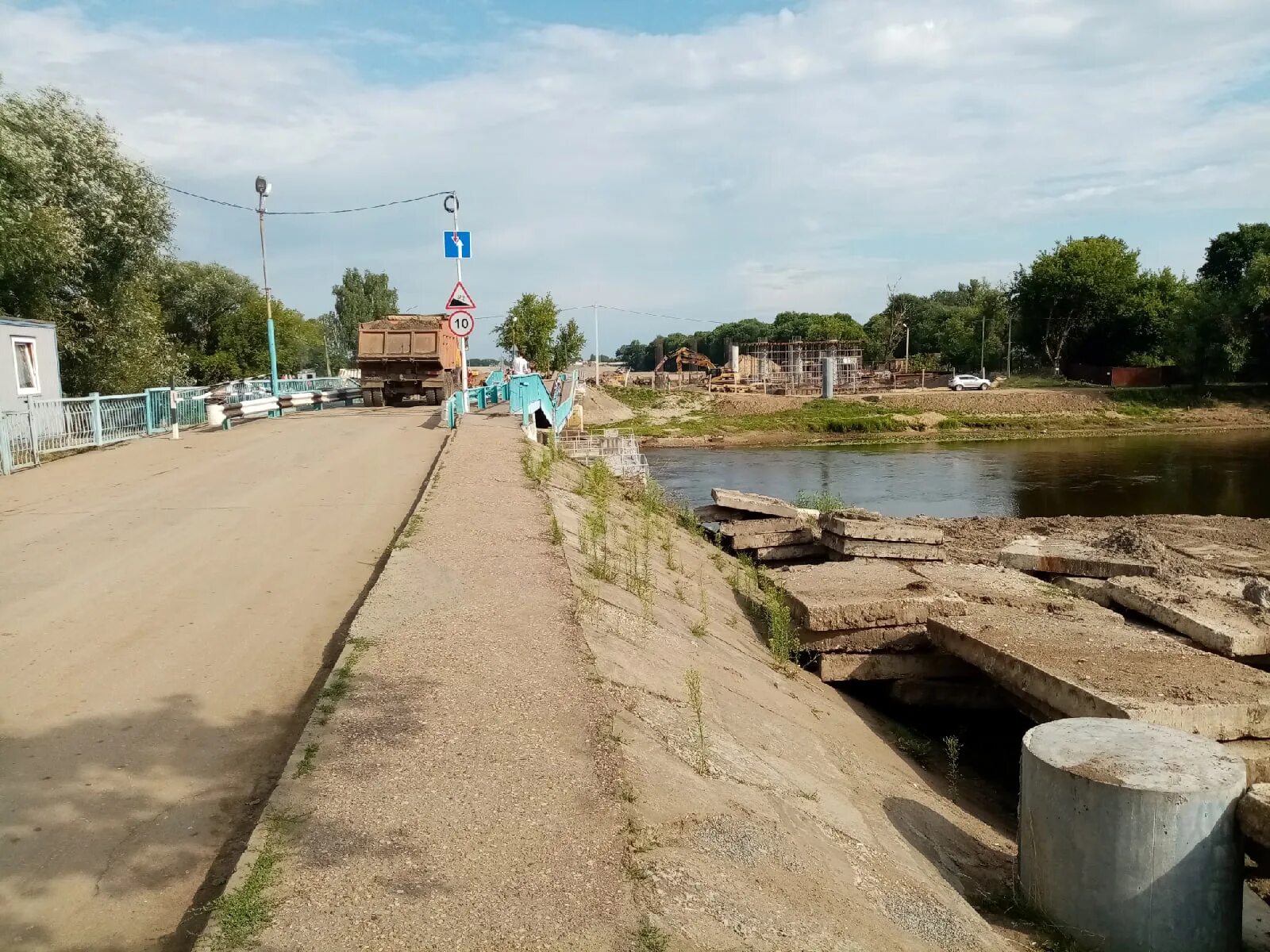 Промка на набережной в брянске фото В Брянске стройку нового моста на Набережной огородили от отдыхающих