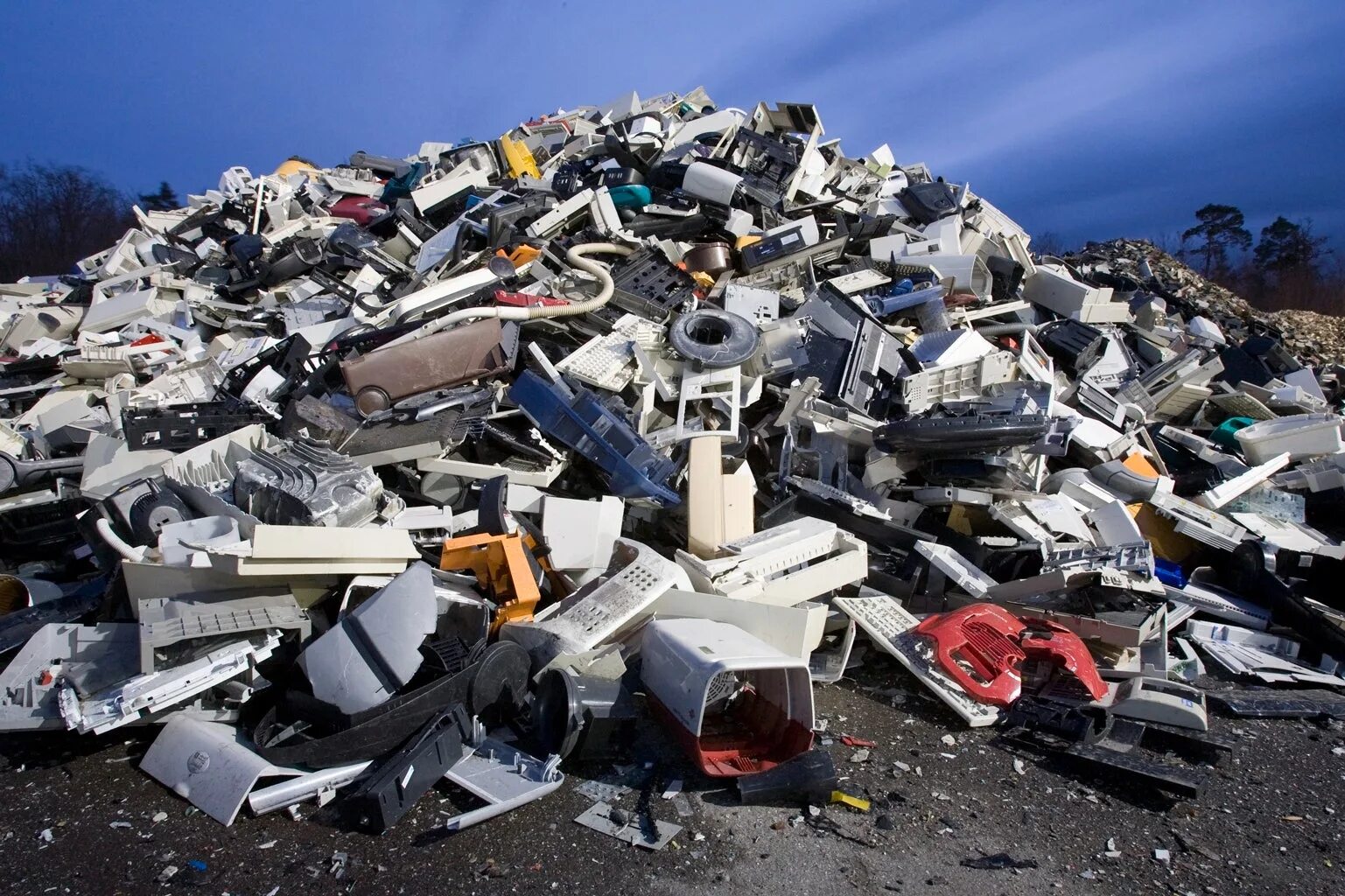 Промышленные отходы фото Formal E-Recycling: The Complexity of Solving the E-waste Problem Worldwide - Ho