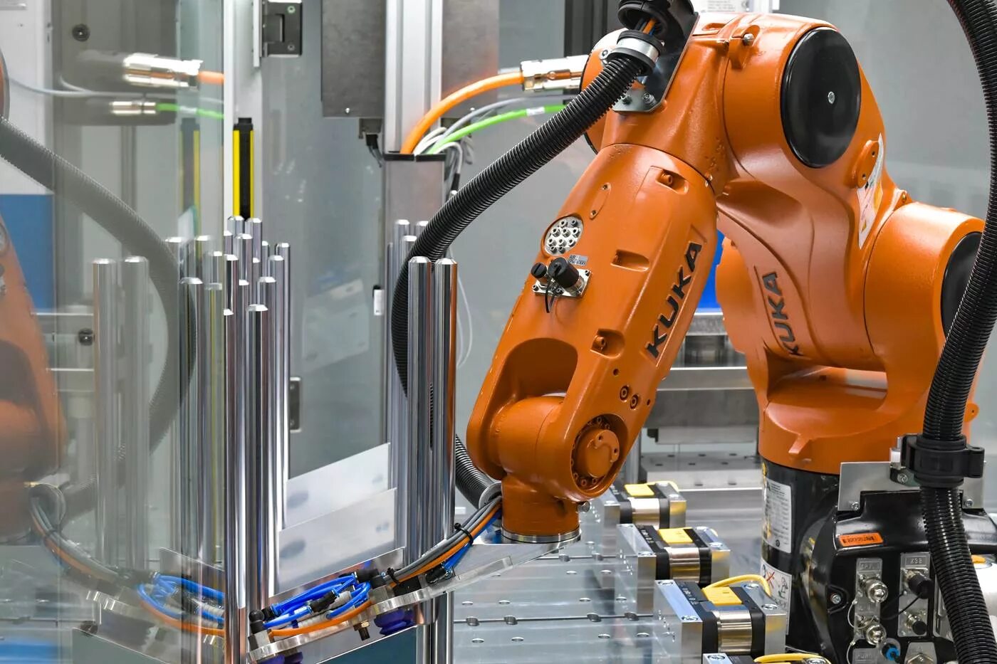 Промышленные роботы фото для презентации Robotics and automation in small and medium-sized enterprises KUKA AG