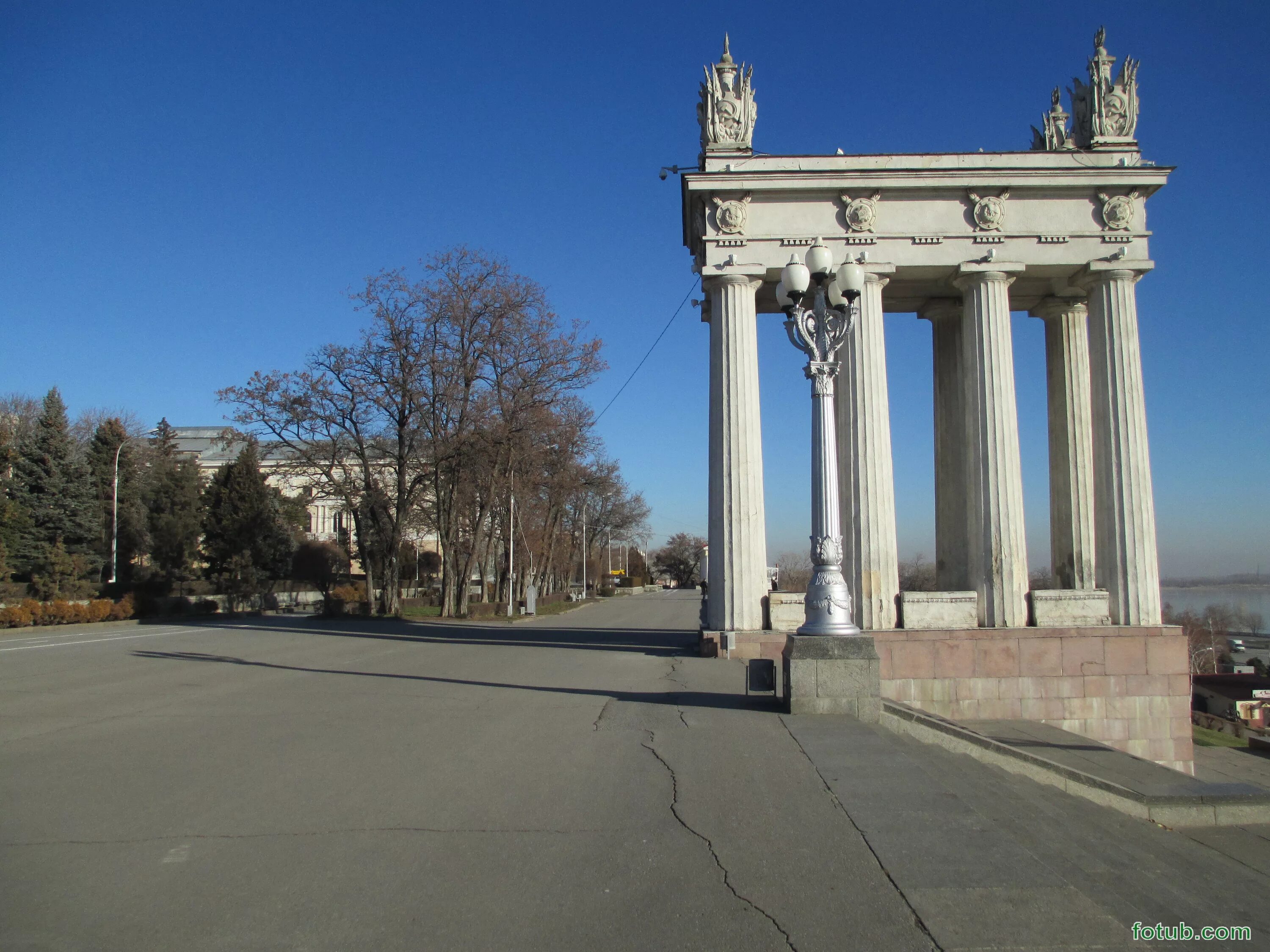 Пропилея волгоград центр фото Пропилеи рядом с центральной лестницей на Волгоградской набережной