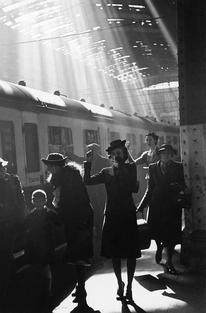 Прощание вокзал фото Wartime Terminus: Paddington 1942 People bid farewell to their loved ones during