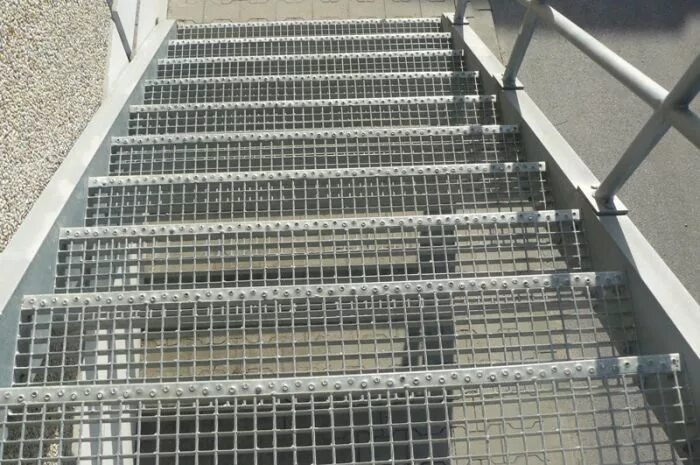 Просечка металлическая для лестниц фото Ступени оцинкованные металлические из решетчатого настила Base, 800х240 мм, арт.