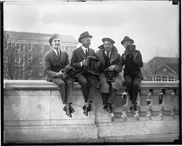 Прошлое ретро фото Old-School Photos of People Posing With Old-School Cameras Photographs of people