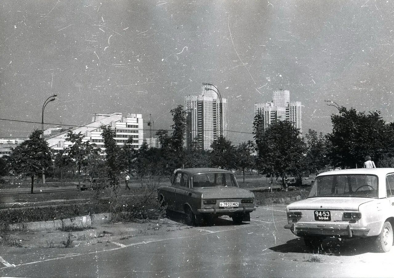 Проспект вернадского м 1980 год фото Москвич-2140 и ВАЗ-2101 "Жигули" на проспекте Вернадского в Москве, 1985 год.