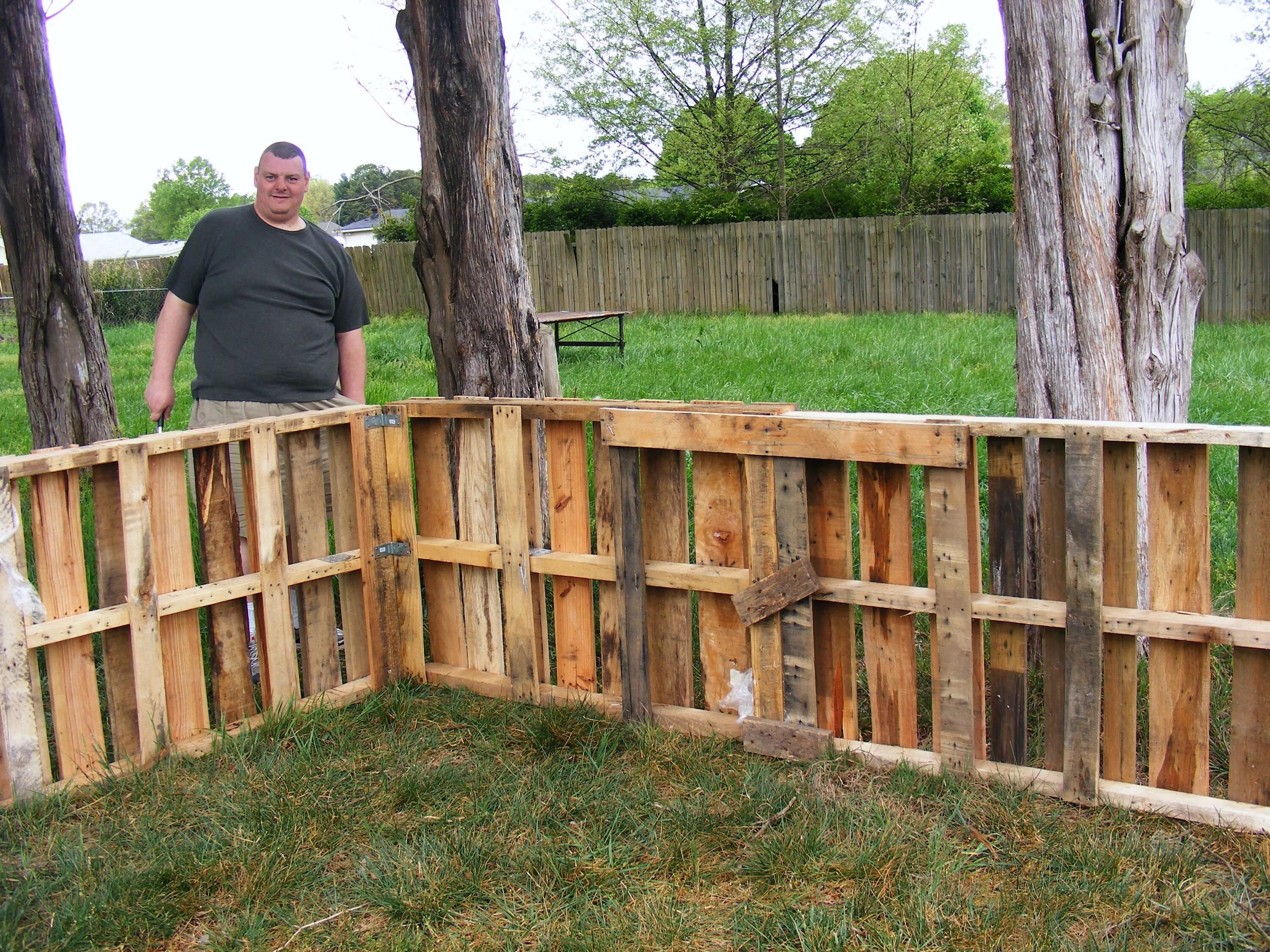 Простейший забор на даче своими руками Chicken Fence from pallets Idea Chicken coop pallets, Chicken fence, Pallet fenc