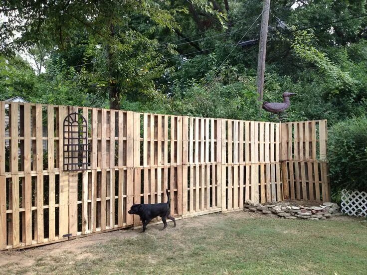 Простейший забор на даче своими руками Pallet fence w/small plant hanger attached. Back yard paradise coming along. Woo