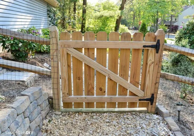 Простейший забор на даче своими руками How to Build a Gate For Your Fence - Smart Girls DIY Garden gate design, Wood fe