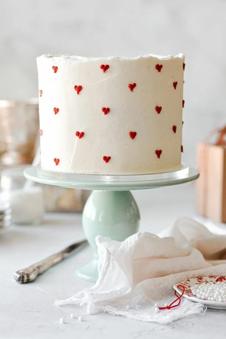 Просто белый торт без декора Red and White Valentine's Day Cake with Mini Hearts - Curly Girl Kitchen Recipe 